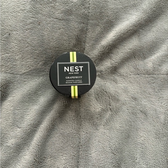 NEST Fragrances Black Candle - Picture 1 of 2